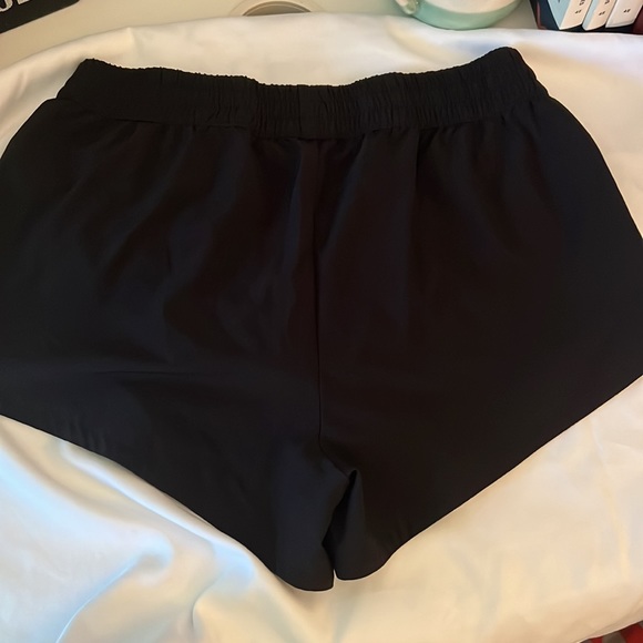 DSG Women's Stride Shorts. Size small in black - Picture 3 of 4